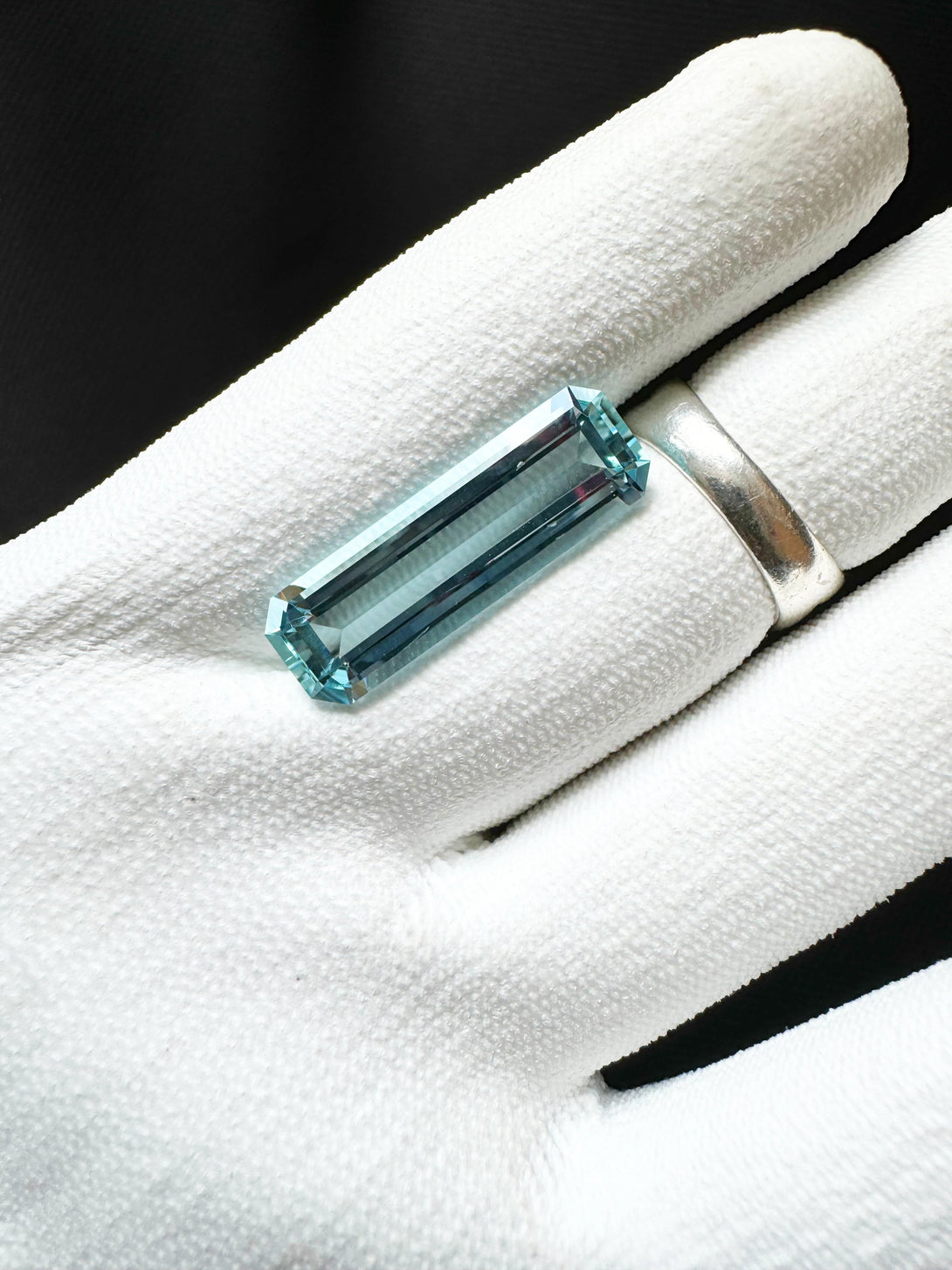 Majestic Sky-Blue Aquamarine | Emerald Silhouette 16.43 ct - LUVICI GEMS INTERNATIONAL
