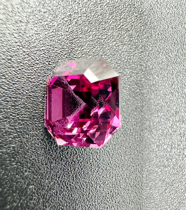 Tanga Divine Asscher | Rhodolite Asscher cut 3.94 ct - LUVICI GEMS INTERNATIONAL