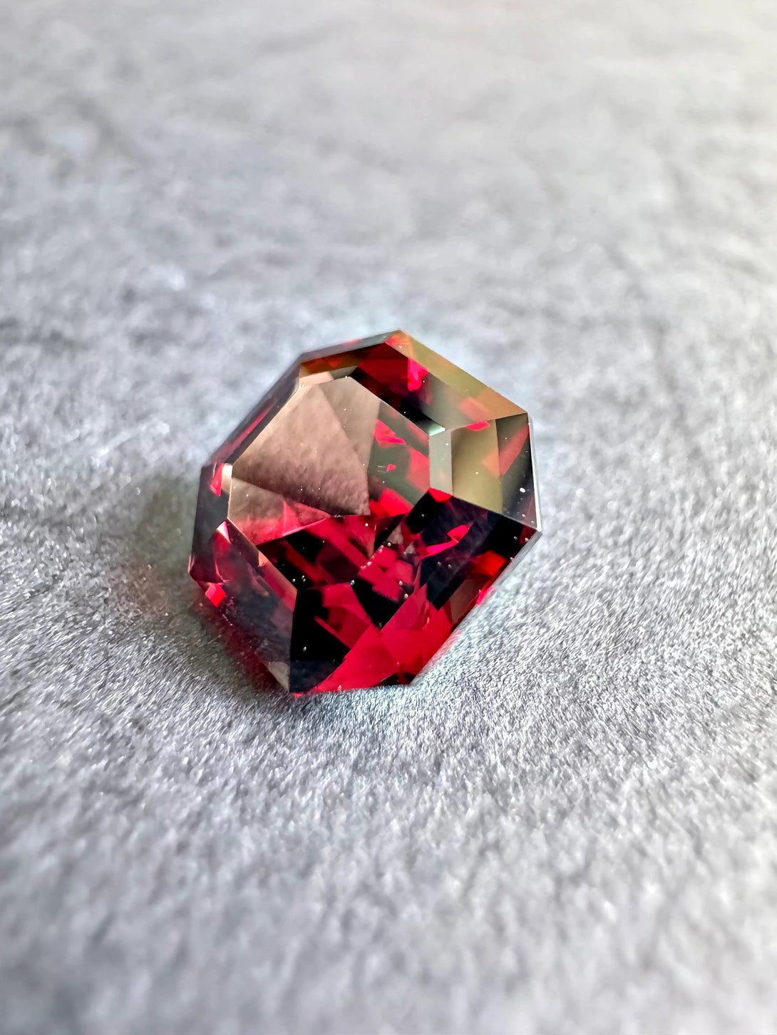 The Ultimate illusionist | Tanzanian Tanga Color Shift Garnet 4.08 ct LUVICI GEMS INTERNATIONAL