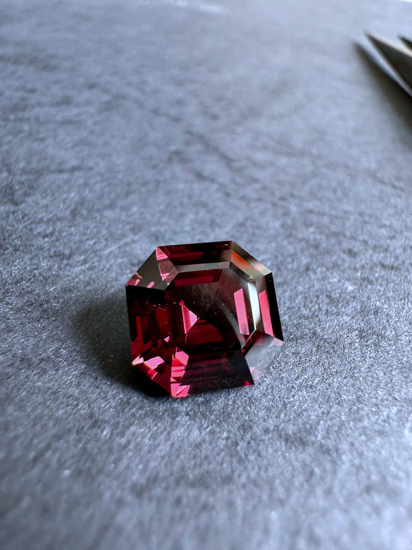 The Ultimate illusionist | Tanzanian Tanga Color Shift Garnet 4.08 ct LUVICI GEMS INTERNATIONAL