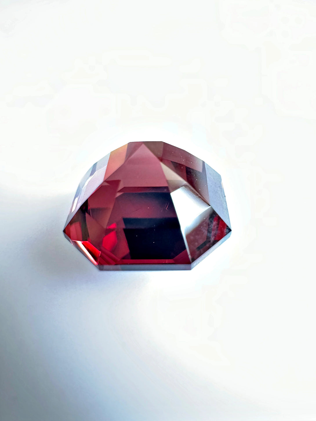 The Ultimate illusionist | Tanzanian Tanga Color Shift Garnet 4.08 ct LUVICI GEMS INTERNATIONAL