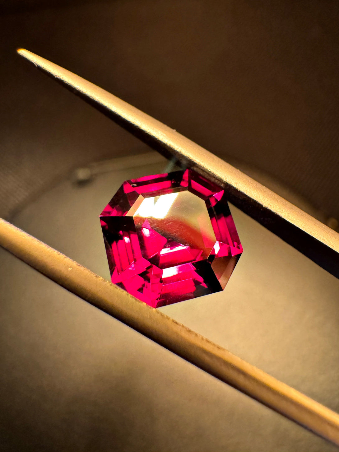 The Ultimate illusionist | Tanzanian Tanga Color Shift Garnet 4.08 ct LUVICI GEMS INTERNATIONAL