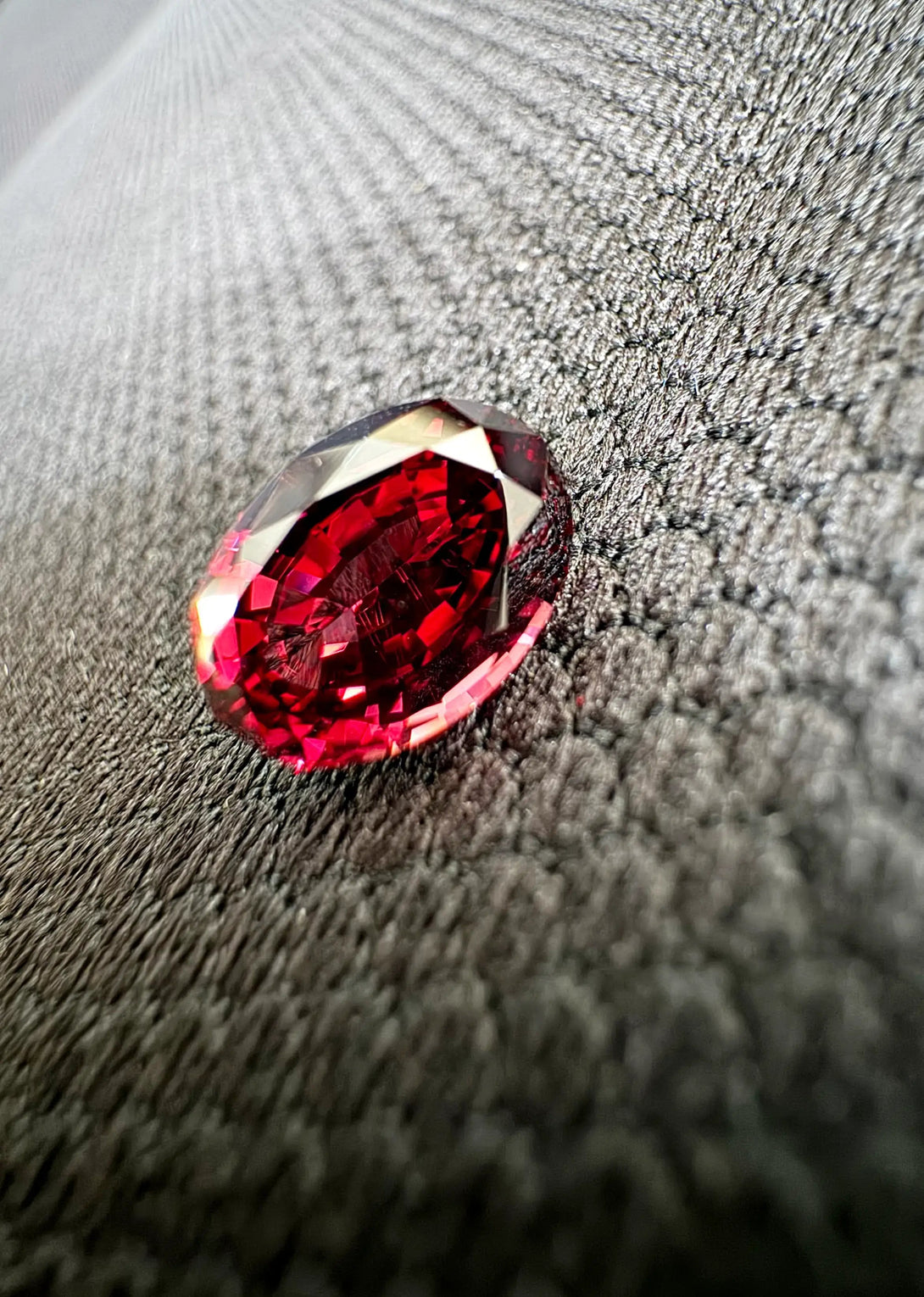 4.62 ct MALAIA OVAL | THE MAJESTIC RED PINK GARNET - LUVICI GEMS INTERNATIONAL