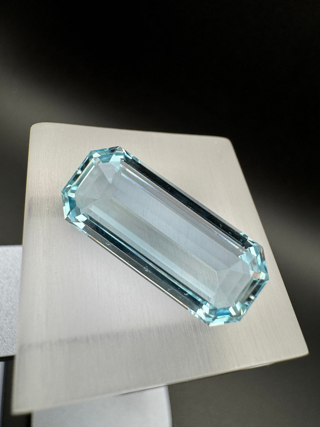 SKY BLU AQUAMRINE 11.4CT | THE MAJESTIC GLACIAL MUSE LA MAISON | THE OFFICIAL LUVICI STORE