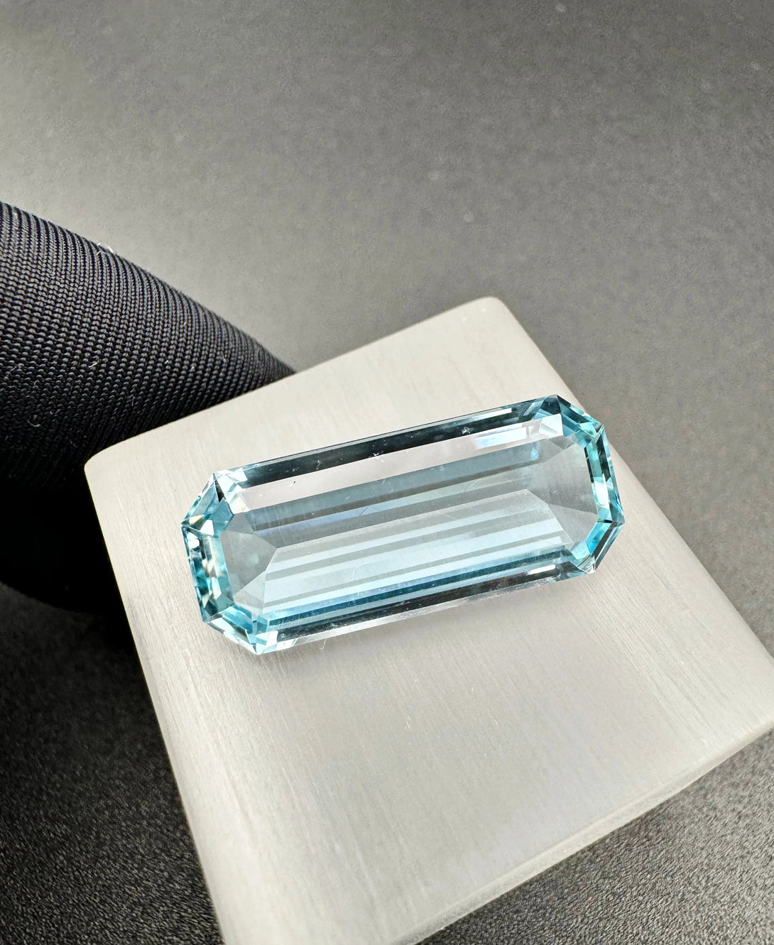 SKY BLU AQUAMRINE 11.4CT | THE MAJESTIC GLACIAL MUSE LA MAISON | THE OFFICIAL LUVICI STORE