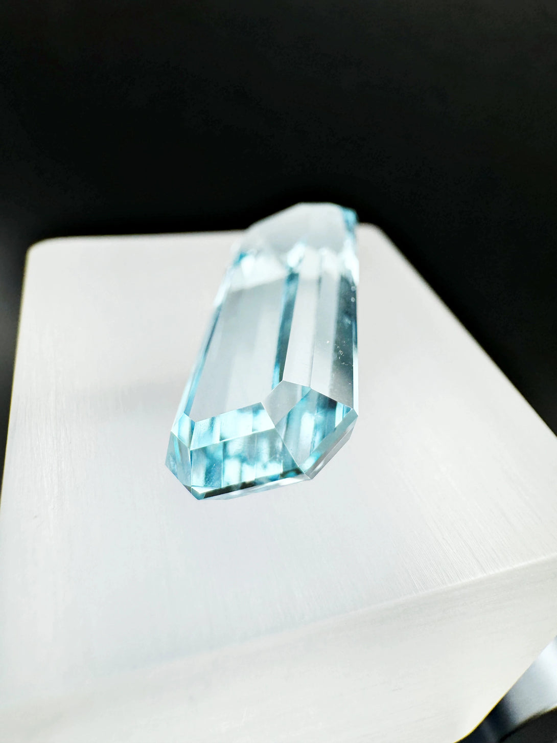 SKY BLU AQUAMRINE 11.4CT | THE MAJESTIC GLACIAL MUSE LA MAISON | THE OFFICIAL LUVICI STORE